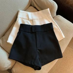 Shorts en satin noir taille haute avec fermeture boutonnée, couleur unie, coupe droite, tissu tissé, pour femme - Product Image 3