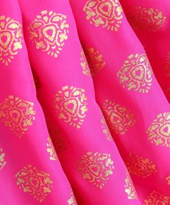 Conjunto Étnico para Niñas, Blusa sin Mangas con Estampado Floral y Pantalones Dhoti con Brocado Rosa, Traje Tradicional para Fiestas Infantiles - Product Image 3