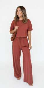 Ensemble décontracté 2 pièces pour femme, rouge rouille, haut à manches courtes col rond et pantalon large - Product Image 1