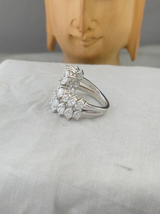 Exquise bague en or blanc sertie de diamants en forme de poire, entourée d'une beauté scintillante, d'une élégance sublimée et d'une brillance éblouissante. - Product Image 2