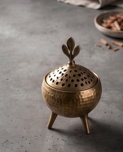 Incensario de hierro dorado esférico con trípode, cuenco martillado y adorno de hoja, para aromaterapia, regalo - Product Image 1