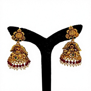 Pendientes Antiguos de Oro Sólido de 22k con Motivo de Lakshmi Hecho a Mano, con Esmeraldas Verdes y Perlas Naturales para Bodas - Product Image 1