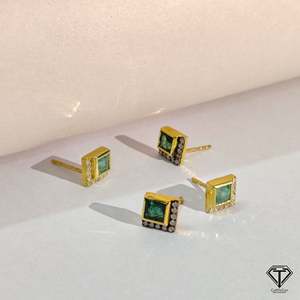 Pendientes de Oro Sólido de 18K con Diamantes Pavé Corte Esmeralda Cuadrados Claridad VS1 Corte Excelente - Product Image 3