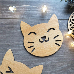 ชุดจานรองแก้วไม้ลายหน้าแมว ดีไซน์น่ารักสำหรับใช้ในบ้าน ห้องครัว สำนักงาน โต๊ะอาหาร ใช้สำหรับกาแฟ ชา เครื่องดื่ม เหมาะสำหรับเป็นของขวัญ - Product Image 1