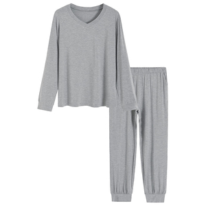 Ensemble de survêtement personnalisé pour homme : sweat à capuche athlétique et pantalon de jogging fuselé pour équipes et tenues de fitness - Product Image 5