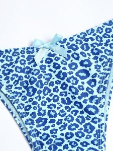 Conjunto de bikini con estampado de leopardo azul para mujer, top triangular con cuello pronunciado, parte inferior con lazo lateral, elastano, poliéster elástico - Product Image 4