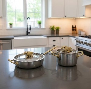 Ensemble de 2 casseroles Ruffoni en acier inoxydable de qualité supérieure, finition argentée brillante, texture martelée, avec couvercle au design raisins tendance - Product Image 1