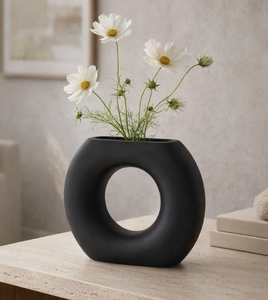 Vase en céramique et anneau creux moderne, fait main, personnalisé, créatif, noir, pour la décoration intérieure - Product Image 1