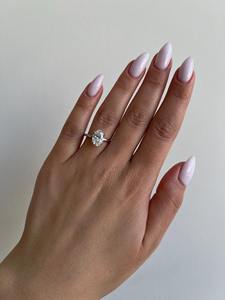 Anillo de Compromiso con Corte Ovalado de 2 Quilates _ Anillo de Diamante Cultivado en Laboratorio con Certificado IGI _ Oro Blanco de 14K _ Engaste Estilo Tulipán - Product Image 2