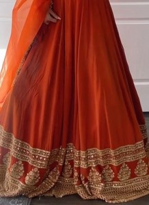 Ensemble Lehenga Choli en soie tissée orange avec broderie Zari dorée et ourlet tissé, et blouse de créateur assortie - Prayosha Enterprise - Product Image 4
