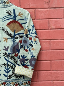เสื้อแจ็คเก็ตผ้าฝ้ายปักลายซูซานีแบบดั้งเดิม ทำมือ 100% สีเขียวเซจ ลายดอกไม้ สไตล์โบฮีเมียน สำหรับผู้หญิง เสื้อคลุมฤดูหนาว - Product Image 4