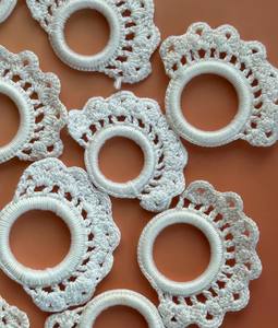 Anneaux de serviette en crochet blanc faits à la main |   Porte-serviettes en coton dentelle |   Décoration de table pour ferme et mariage - Product Image 1