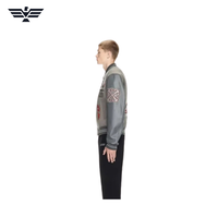 Blouson universitaire gris écologique pour homme avec blocs de couleur, col montant, fermeture éclair, lettres brodées et manches bomber style baseball