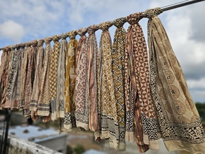 Paréo en coton imprimé à la main indien avec bordure Zari, idéal pour la plage et les centres de villégiature, grande taille, style bandeau, vente en gros - Product Image 5