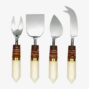 Elegante juego de cuchillos para queso de metal que combina con precisión la afilatura con una presentación elegante. - Product Image 4