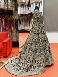 Colección exclusiva de terciopelo de diseñador con corte largo y estilo pesado completo para fiestas nupciales y ocasiones especiales - Product Image 2