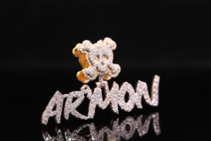 Colgante Personalizado de Diamante Esmerilado Estilo Urbano, Chapado en Oro, Aleación - Product Image 2