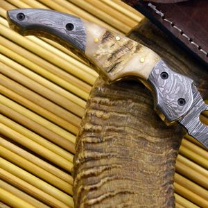 Cuchillo de caza de acero de Damasco con hoja de punta caída, mango de hueso y funda de cuero para uso en camping al aire libre. - Product Image 5