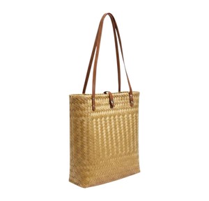 Sac fourre-tout sophistiqué en plastique tressé fait main et sac artisanal minimaliste doré pour femme, idéal pour le shopping - Product Image 1