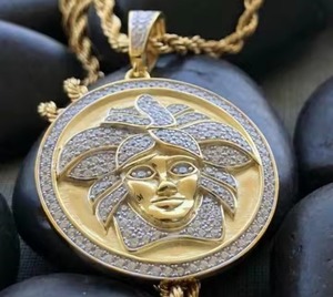 Pendentif Hip Hop plaqué or jaune avec finition argentée et détails inspirés de la mode brillante - Product Image 2