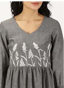 ชุดราตรียาว 2026 แฟชั่นฤดูใบไม้ผลิ ดีไซเนอร์ ชุดเดรสผู้หญิง คอวี ปักลายหรูหรา แขนบาน สีดำ ชุดเดรสยาวแม็กซี่ที่ดีที่สุด - Product Image 3