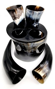 Ensemble de verres à shot en corne de bœuf polie, faits à la main, avec support en bois, style médiéval, écologique, antique - Product Image 3