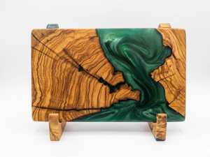 Planche à découper élégante en bois naturel et résine époxy, fabriquée à la main pour la cuisine, la salle à manger, la préparation et le service des aliments - Product Image 3