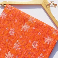 Tissu en coton à fleurs doux et léger, parfait pour créer des robes d'été élégantes, des chemisiers et des jupes