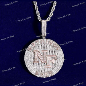 Colgante de Lujo con Inicial del Alfabeto Personalizada con Diseño de Letra Única, Plata 925 con Moissanita para Unisex - Product Image 3