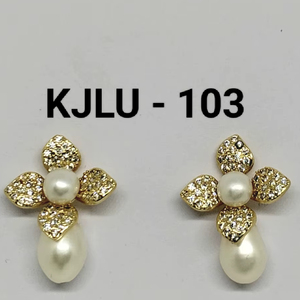 Pendientes de Perlas con Flores Chapadas en Oro, Diseño Floral, Joyería Elegante para Mujer - Product Image 2