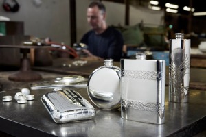 กระติกน้ำทรงเหลี่ยมลายตอก ดีไซน์เท่ห์ พกพาสะดวก เหมาะสำหรับใส่เหล้าอย่างวิสกี้ รัม หรือวอดก้า ระหว่างการเดินทาง ขายส่งจากอินเดีย - Product Image 5