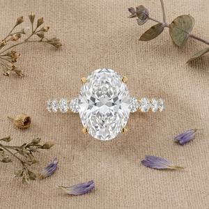 Bague de fiançailles et de mariage en diamant de laboratoire taille ovale, certifiée IGI, en or jaune, avec bande pavée, solitaire, bijoux de luxe pour femme - Product Image 1