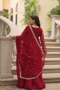 Conjunto de Vestido Étnico Bordado de Lujo para Mujer, Morado y Rojo, Diseño Fluido para Fiestas, Estilo Anarkali, Traje Festivo para Bodas - Product Image 4