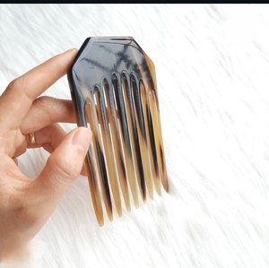 Peine de cuerno natural de estilo único con dientes largos, peine para el cuidado del cabello y peine elegante para regalos de cumpleaños, decoración del hogar al mejor precio - Product Image 5