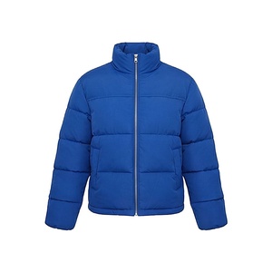 เสื้อแจ็คเก็ตสีน้ำเงินแบบควิลท์ แขนยาว คอตั้ง ปิดด้วยซิป เหมาะสำหรับใส่ในฤดูหนาว บุด้วยโพลีเอสเตอร์ ผ้าทอ ความยาวปกติ - Product Image 1