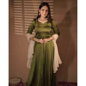 Ensemble de costume pour femmes en satin de soie 100% vert Mehendi - Product Image 3