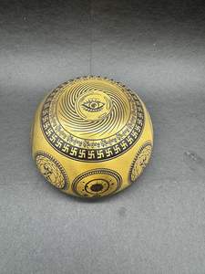 Bol chantant de guérison sonore en métal artisanal avec mallette et coussin, idéal pour la méditation, la pleine conscience et le nettoyage des chakras, en gros - Product Image 2