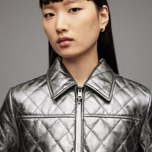 Veste en cuir de vachette élégante et haut de gamme pour femme, pour l'hiver, avec garniture en fourrure imperméable et doublure en soie. Vestes en cuir pour femme. - Product Image 4