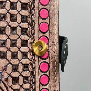 Estuche Portafolio Portátil de Cuero Genuino Impermeable de Moda con Diseño Artístico de Vaca y Accesorio Decorativo Colorido para el Borde - Product Image 3