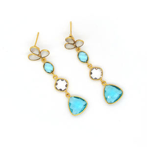 Boucles d'oreilles pendantes géométriques bohèmes en pierres précieuses multiples, quartz cristal, topaze bleue et pierre de lune blanche |   Bague sertie à la main en or 18 carats - Product Image 2