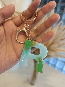 Porte-clés personnalisé en résine avec initiale, porte-clés lettre fait main, pendentif de sac unique et coloré, et décoratif - Product Image 4