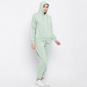 Conjuntos deportivos de forro polar grueso para mujer, personalizados, de invierno, de 2 piezas, de manga larga, estilo urbano, con sudadera con capucha y pantalones deportivos. - Product Image 2