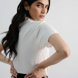 Polo zippé pour femme OEM/ODM, séchage rapide, respirant, coupe ajustée, couleur unie, manches courtes, confortable, été, vente en gros - Product Image 3