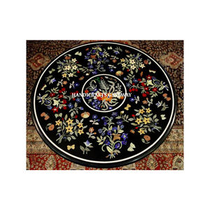 Plateau de table octogonal en marbre blanc naturel avec incrustations de fleurs faites à la main, surface lisse et brillante, utilisé comme table basse dans un hôtel - Product Image 2