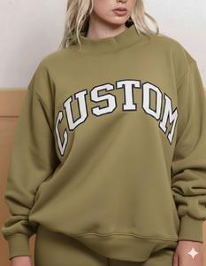 เสื้อสเวตเชิ้ตคอเต่าแบบวาร์ซิตี้สั่งทำจำนวนมากสำหรับผู้หญิง ปักตัวอักษรโค้ง ทรงโอเวอร์ไซส์ ผู้ผลิตเสื้อผ้าแบรนด์ส่วนตัว - Product Image 2