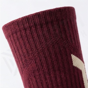 Chaussettes ras du cou tricotées couleur bordeaux unies respirantes pour usage quotidien style classique adulte - Product Image 4