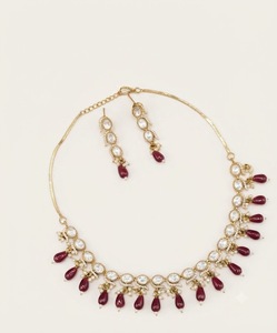 Ensemble de collier Kundan avec pendentifs ovales sertis de pierres et perles, avec boucles d'oreilles, collection de bijoux Kundan de créateur pour soirée avec accents de perles - Product Image 3