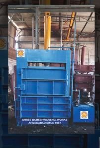 Presse à balles hydraulique verticale pour le recyclage des vêtements, des déchets métalliques et des cartons - Product Image 3