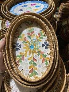 Plateau rond décoratif en nacre incrustée, plateau de présentation pour table basse en rotin fait main par un artisan, cadre en osier, vente en gros OEM ODM - Product Image 5