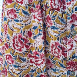 Jupe mi-longue en coton à imprimé floral rose pour femme, froncée, taille élastique smockée, patte de boutonnage, couleur crème moutarde, style bohème - Product Image 2